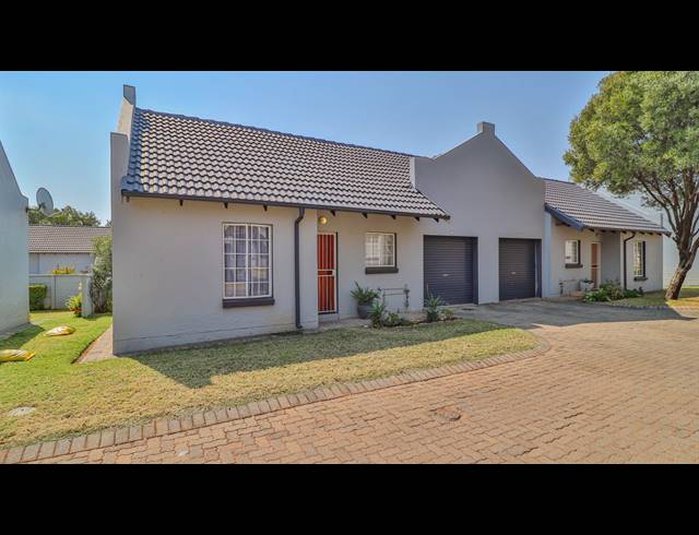 2 BEDROOM TOWNHOUSE FOR SALE IN MAGALIESBERG COUNTRY ESTATE